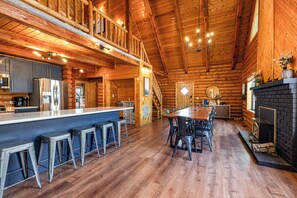 Interior - Mtn Views & Fall Colors: Panguitch 1-acre Estate! (Panguitch)