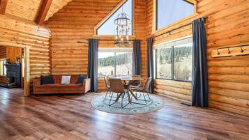 House (5 Bedrooms) | Interior