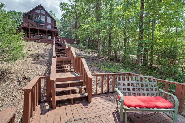 A wooden deck with a bench and a staircase leading to a cabin. - Peaceful Greers Ferry Cabin w/ Deck & Lake View! (Higden)