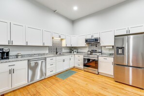 Een microgolfoven, een oven, een kookplaat, een vaatwasser