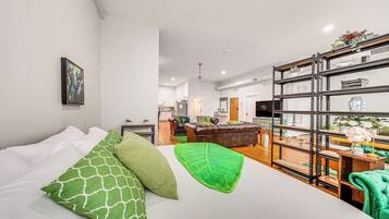 Iron/ironing board, bed sheets