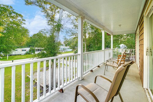 Half Mile to Beach: Murrells Inlet Home w/ Deck!