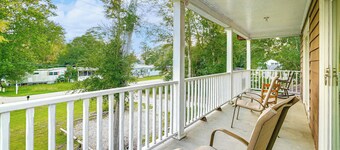 Half Mile to Beach: Murrells Inlet Home w/ Deck!