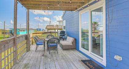 Walk to Sand: Surfside Beach Getaway w/ Deck