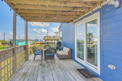 Walk to Sand: Surfside Beach Getaway w/ Deck