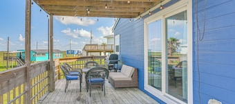 Sand: Surfside Beach Getaway w/ Deck