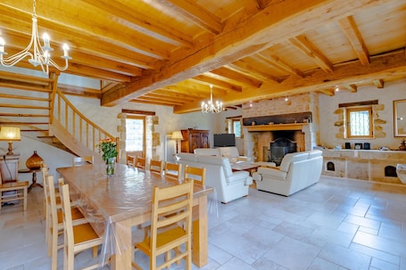 内装. Holiday Home 'Maison Les Tilleuls' with Private Terrace, Private Garden and Wi-Fi