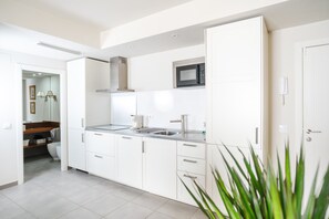 Fridge, microwave, stovetop, dishwasher