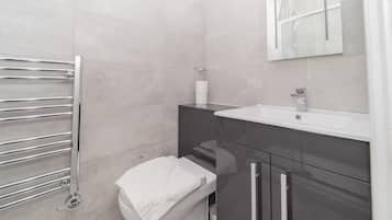 Sèche-cheveux, serviettes fournies, savon, shampoing