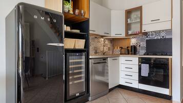 Fridge, oven, stovetop, dishwasher