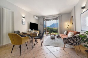 TV - Holiday Home 'Casa Di Tino' with Lake View, Wi-Fi and Air Conditioning (Brenzone sul Garda)