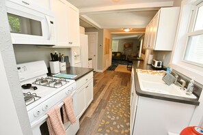 冷蔵庫、電子レンジ、オーブン、コンロ