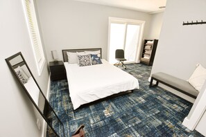 3 bedrooms, iron/ironing board, WiFi, bed sheets - 3 blocks to Notre Dame, EV Charger, BBQ & Fire Pit! (1707) (South Bend)