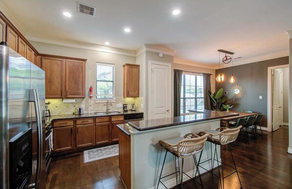 Refrigerador, microondas, horno, placa de cocina