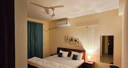 Spacious 3-bedroom apartment with AC, WiFi and Kitchen in Posh area of Lucknow
