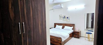 Spacious 3-bedroom apartment with AC, WiFi and Kitchen in Posh area of  Lucknow