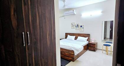 Spacious 3-bedroom apartment with AC, WiFi and Kitchen in Posh area of Lucknow