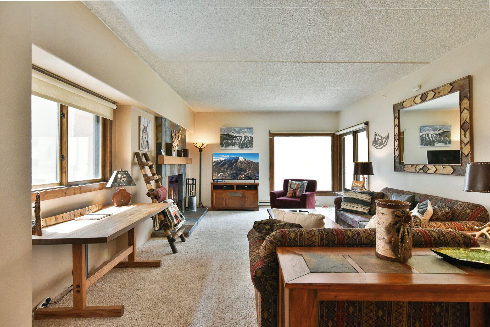 Smart TV, fireplace