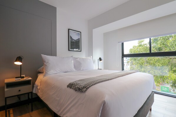 1 bedroom, Internet - w Marvelous 1BR w Balcony in San Isidro (Lima)