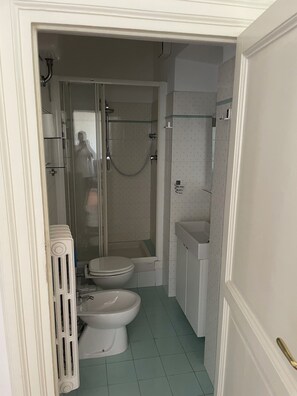 Douche, sèche-cheveux, bidet, serviettes fournies