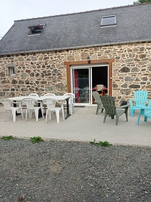 Outdoor dining - Maison de Campagne Dans Village (Moustéru)