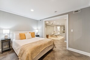 Free WiFi, bed sheets - West Taylor Garden Retreat (Savannah)