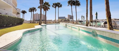 Alberca techada y alberca climatizada