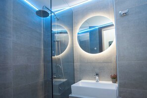 Studio L | Bathroom | Shower, free toiletries, hair dryer, towels - Elegant Rooms Athens (Athens)