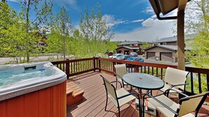 Outdoor dining - Pooch-Approved 2BR w/snazzy ensuites; 30+ days, and live like a local! (Silverthorne)