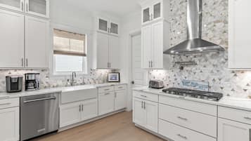 ثلاجة، ميكروويف، فرن، موقد طهي مسطح