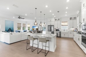 Een koelkast, een magnetron, een oven, een kookplaat