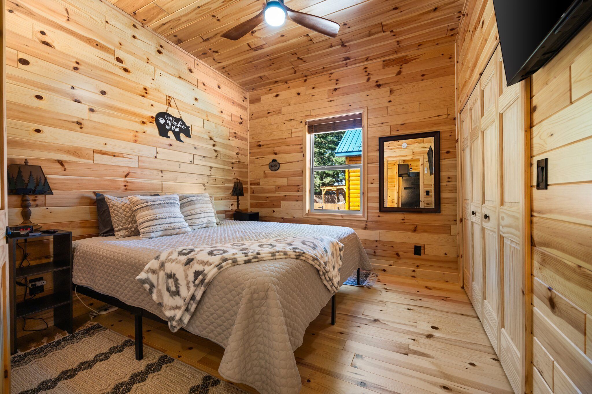 3 makuuhuonetta, työpöytä, silitysrauta/-lauta, Wi-Fi