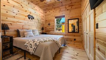 3 makuuhuonetta, työpöytä, silitysrauta/-lauta, Wi-Fi