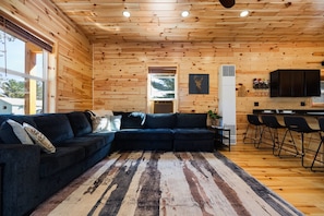 Smart TV, books - Otsego Lake Cabin, Firepit, BBQ & Fenced Backyard (Gaylord)