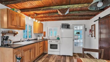 Cabin, 2 Bedrooms | Private kitchen | Fridge, oven, coffee/tea maker, toaster