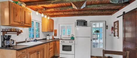 Cabin, 2 Bedrooms | Private kitchen | Fridge, oven, coffee/tea maker, toaster