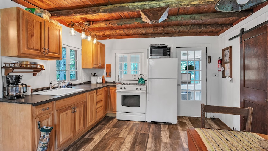 Rustic Willow Retreat - Outdoor Adventures 2 Bedroom Cabin by RedAwning