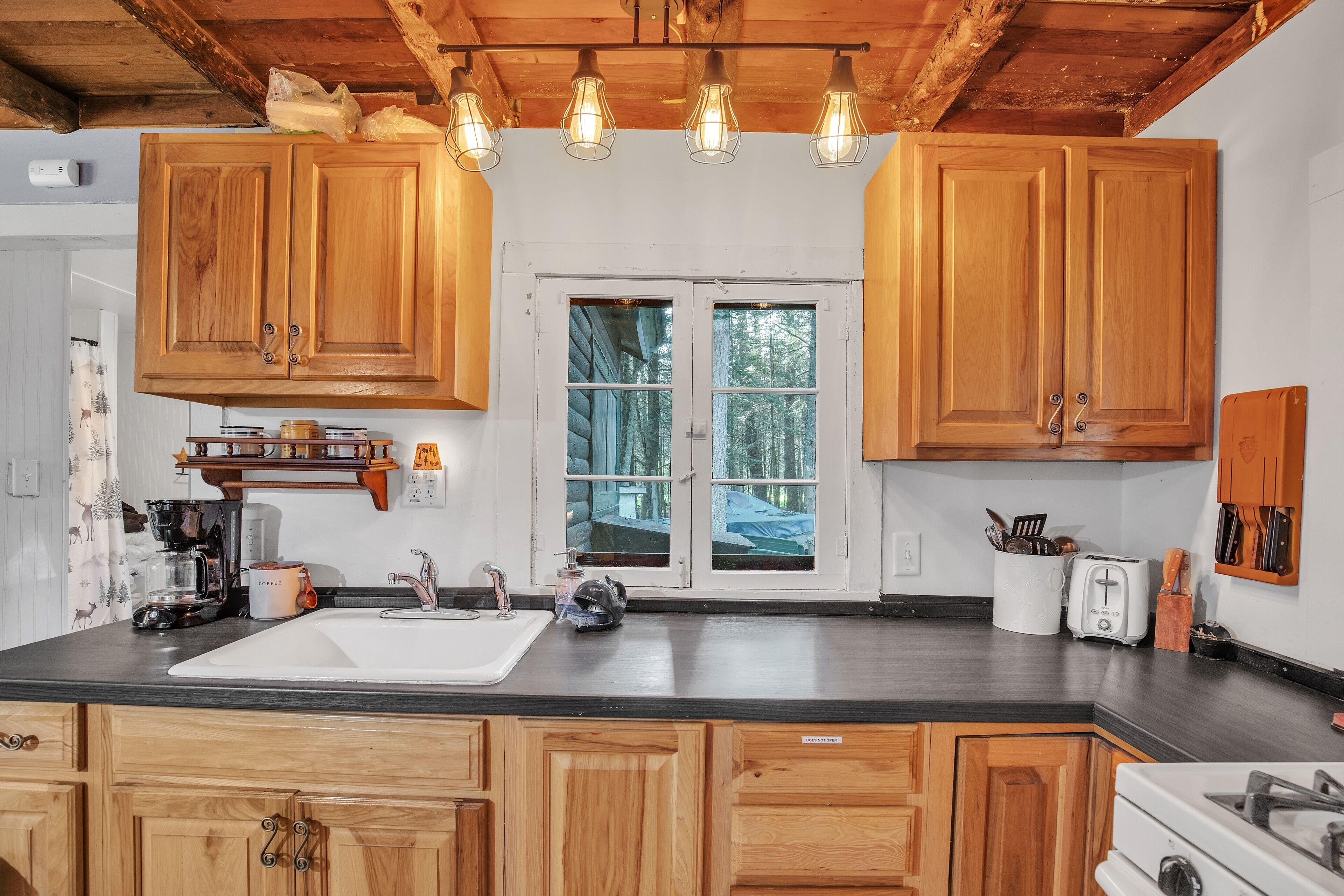 Cabin, 2 Bedrooms | Private kitchen | Fridge, oven, coffee/tea maker, toaster