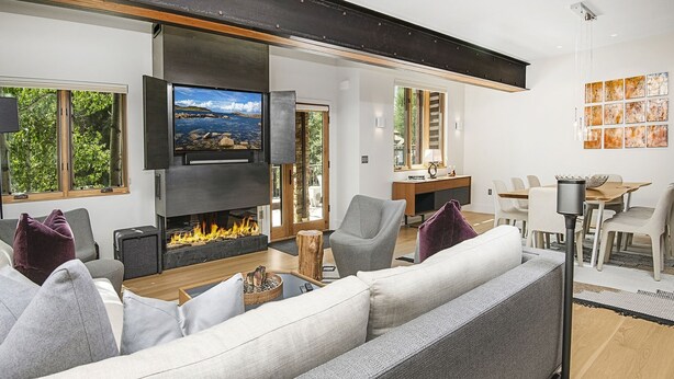 Duplex, 3 Bedrooms | Living area | Smart TV