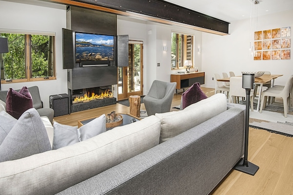 Duplex, 3 Bedrooms | Living area | Smart TV