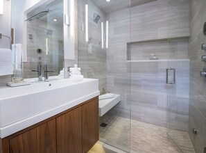 Dúplex, 3 habitaciones | Baño | Toallas y shampoo 