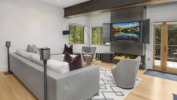 Duplex, 3 Bedrooms | Living area | Smart TV