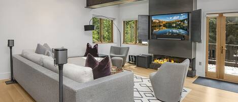 Duplex, 3 Bedrooms | Living area | Smart TV