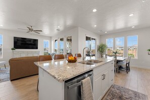 House, 5 Bedrooms | Private kitchen - The One By The Pool 5 Bedroom Home (Washington)