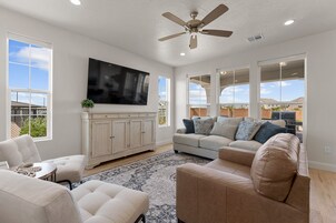 Casa, 5 habitaciones | Zona de estar | Una Smart TV, servicios de streaming