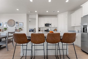 Fridge, oven, coffee/tea maker, toaster - The One By The Pool 5 Bedroom Home (Washington)