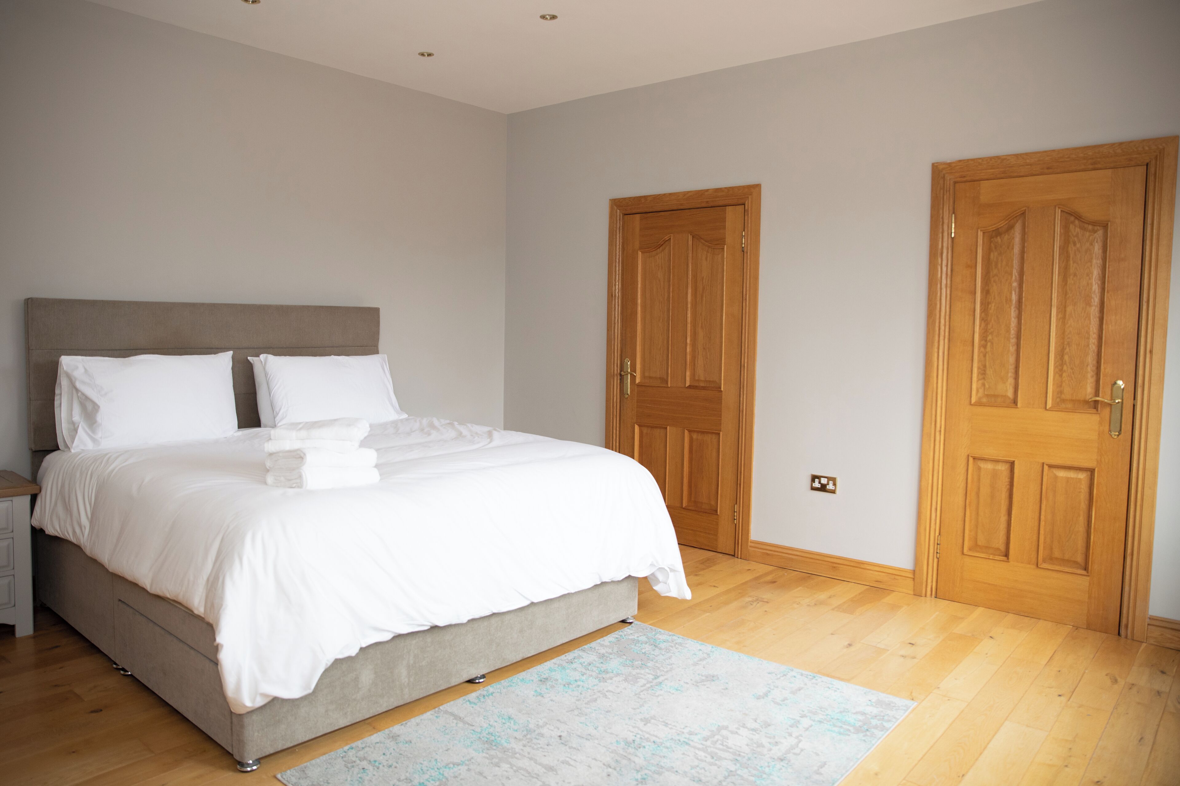 6 chambres, fer et planche à repasser, Wi-Fi, draps fournis