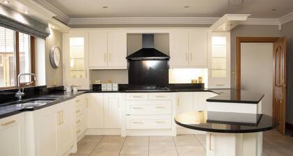 Tara Manor - Family gatherings, intimate weddings, golfing trips & hen parties