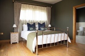 6 bedrooms, iron/ironing board, WiFi, bed sheets