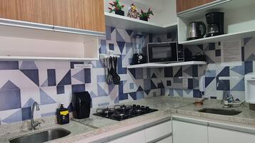 Apartamento família, várias camas | Cozinha privada | Geladeira, micro-ondas, cooktop, talheres/pratos/utensílios de cozinha